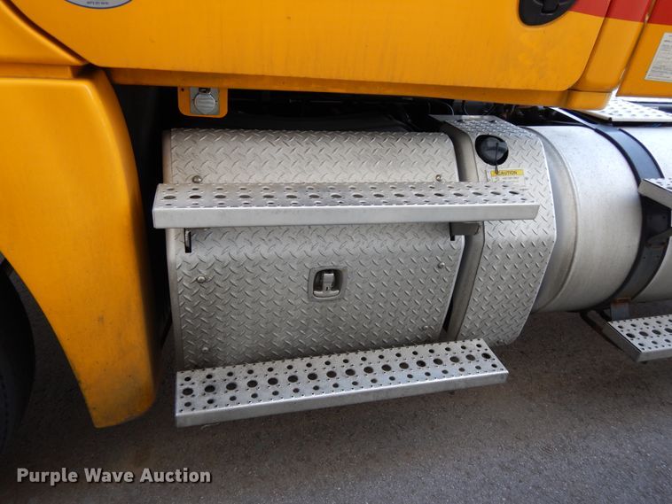 image for item GH9017 2014 Freightliner Cascadia 125 semi truck