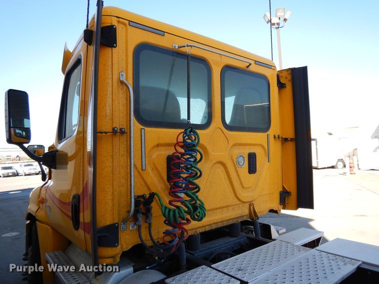 image for item GH9017 2014 Freightliner Cascadia 125 semi truck