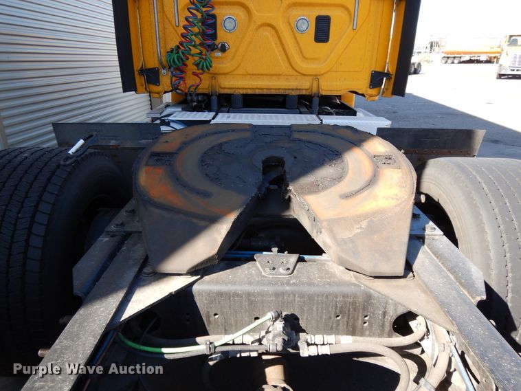 image for item GH9017 2014 Freightliner Cascadia 125 semi truck