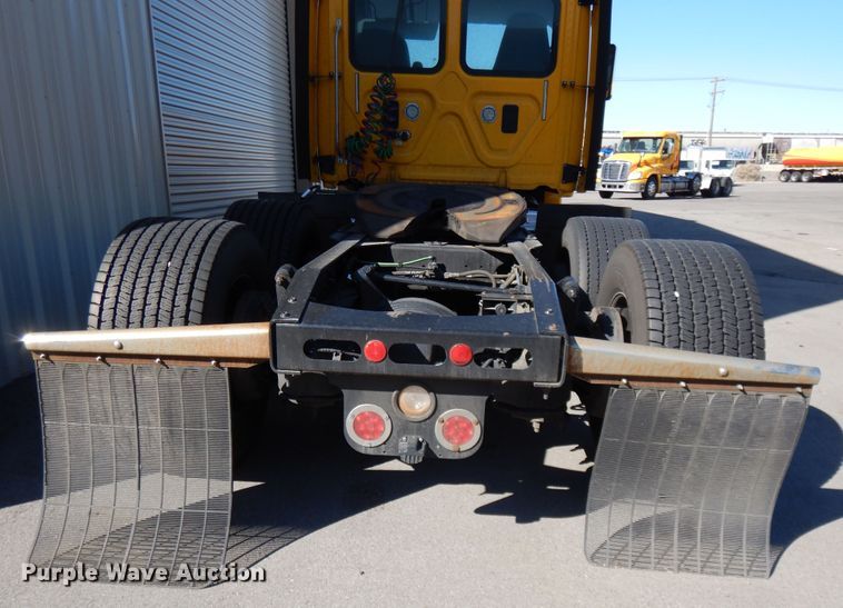 image for item GH9017 2014 Freightliner Cascadia 125 semi truck