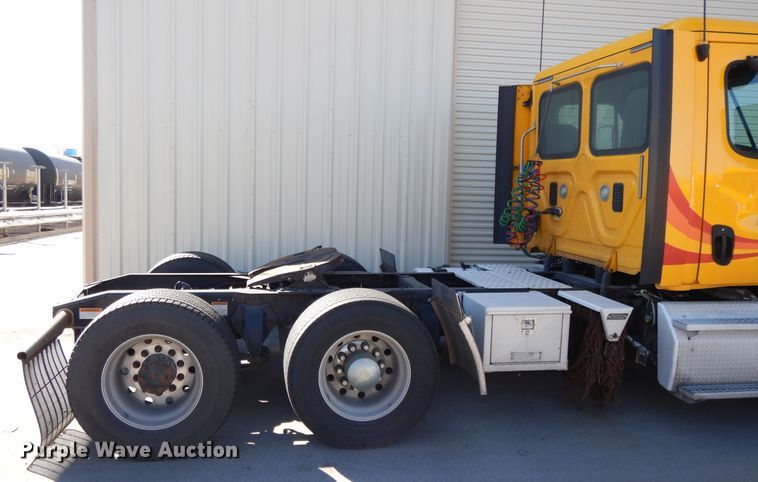 image for item GH9017 2014 Freightliner Cascadia 125 semi truck