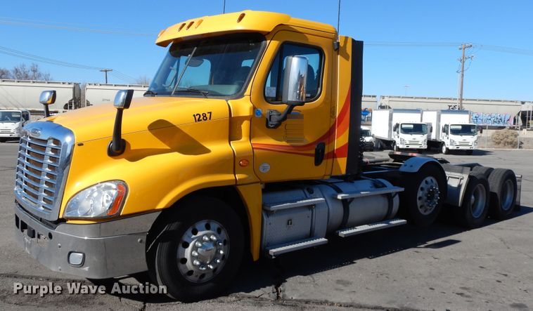 image for item GH9018 2014 Freightliner Cascadia 125 semi truck