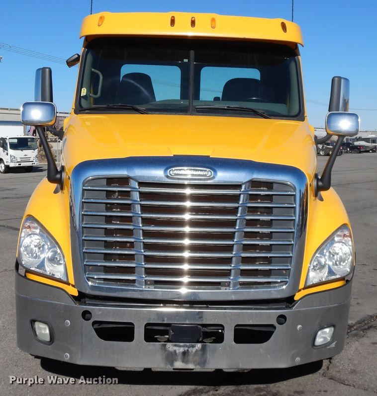 image for item GH9018 2014 Freightliner Cascadia 125 semi truck