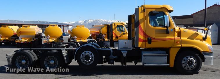 image for item GH9018 2014 Freightliner Cascadia 125 semi truck