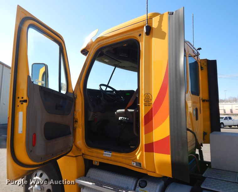 image for item GH9018 2014 Freightliner Cascadia 125 semi truck