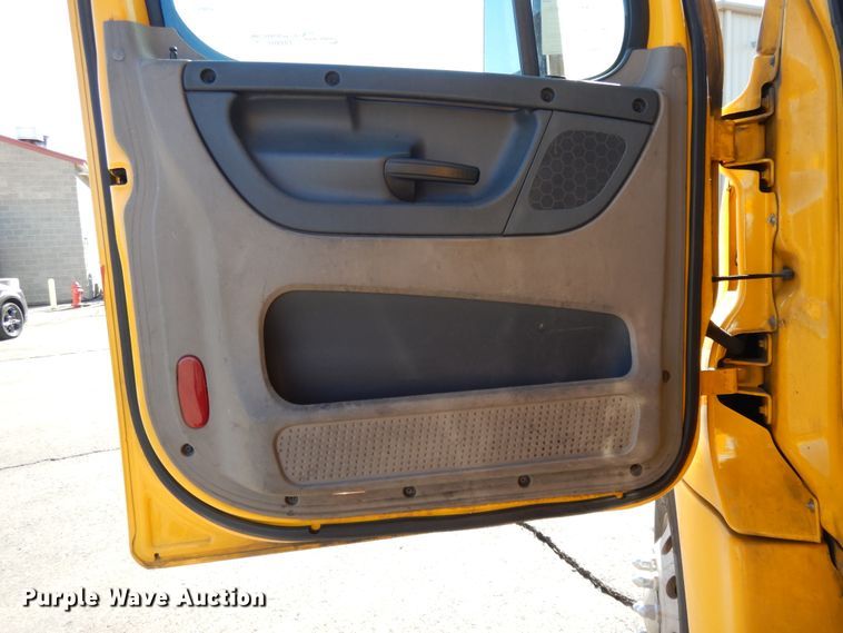 image for item GH9018 2014 Freightliner Cascadia 125 semi truck