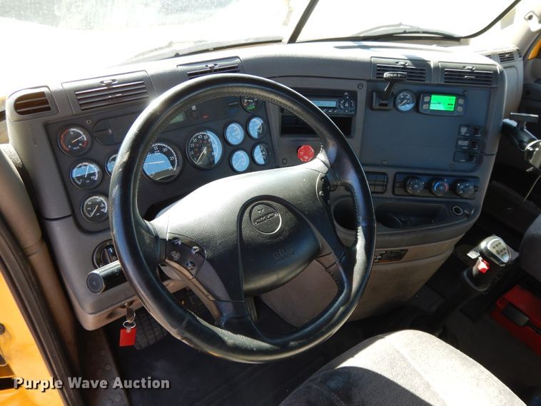 image for item GH9018 2014 Freightliner Cascadia 125 semi truck