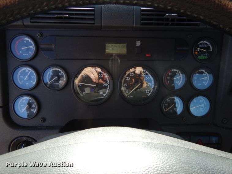 image for item GH9018 2014 Freightliner Cascadia 125 semi truck