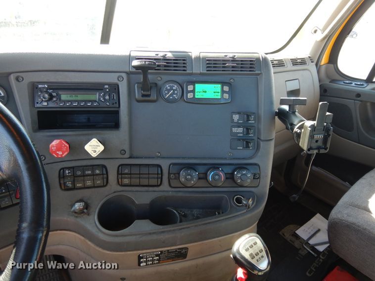 image for item GH9018 2014 Freightliner Cascadia 125 semi truck