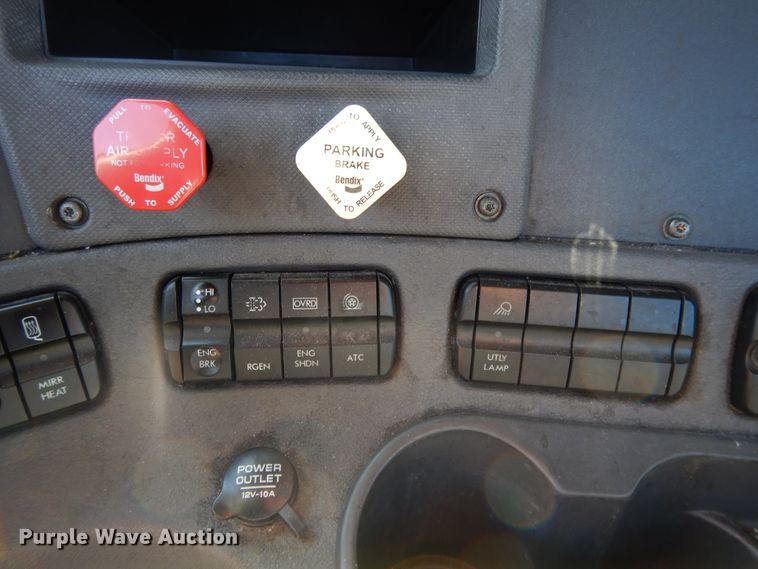 image for item GH9018 2014 Freightliner Cascadia 125 semi truck