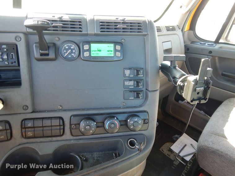 image for item GH9018 2014 Freightliner Cascadia 125 semi truck