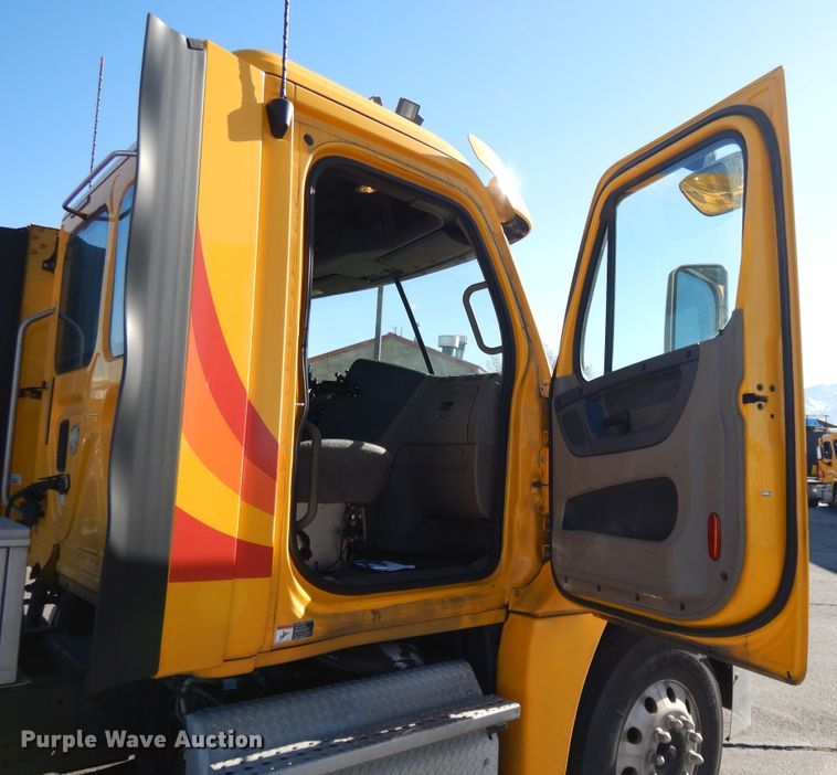 image for item GH9018 2014 Freightliner Cascadia 125 semi truck