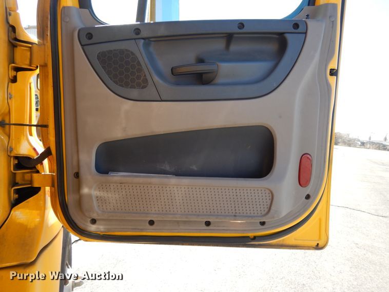 image for item GH9018 2014 Freightliner Cascadia 125 semi truck