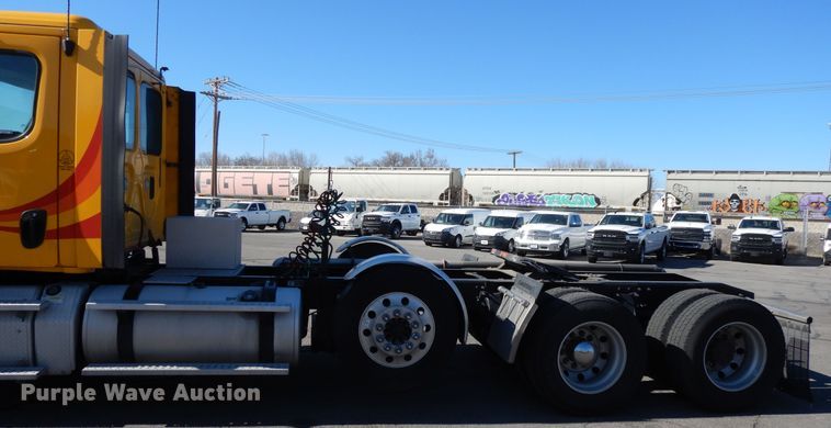 image for item GH9018 2014 Freightliner Cascadia 125 semi truck