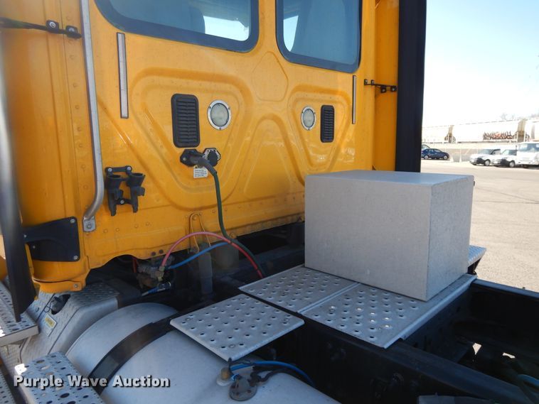 image for item GH9018 2014 Freightliner Cascadia 125 semi truck