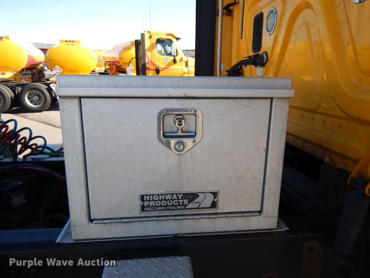 image for item GH9018 2014 Freightliner Cascadia 125 semi truck