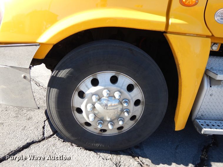 image for item GH9018 2014 Freightliner Cascadia 125 semi truck