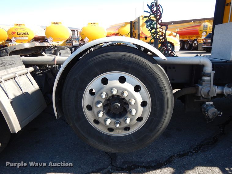 image for item GH9018 2014 Freightliner Cascadia 125 semi truck