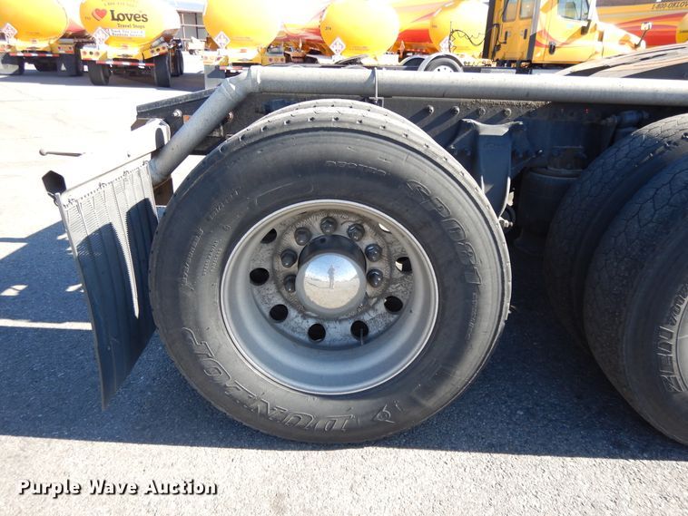 image for item GH9018 2014 Freightliner Cascadia 125 semi truck