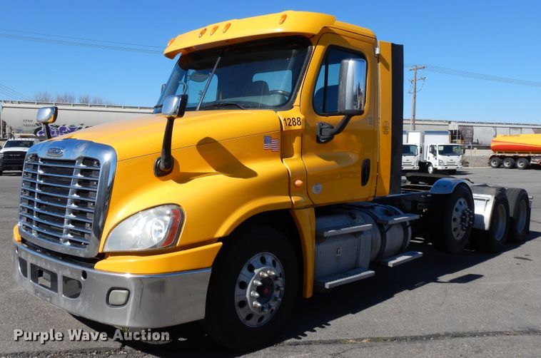 image for item GH9019 2014 Freightliner Cascadia 125 semi truck