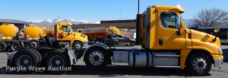 image for item GH9019 2014 Freightliner Cascadia 125 semi truck