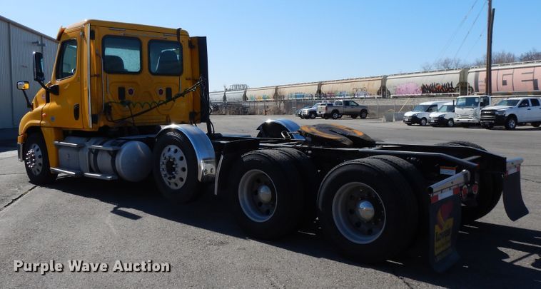 image for item GH9019 2014 Freightliner Cascadia 125 semi truck