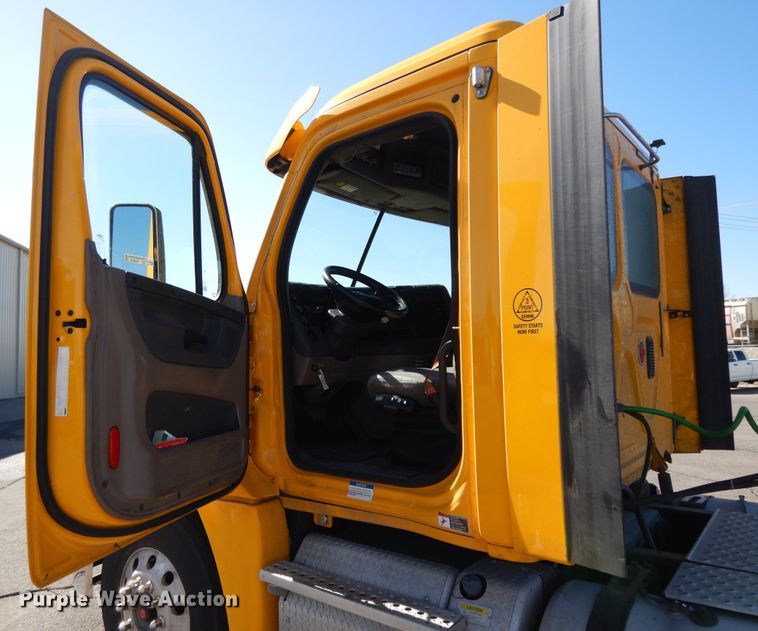 image for item GH9019 2014 Freightliner Cascadia 125 semi truck