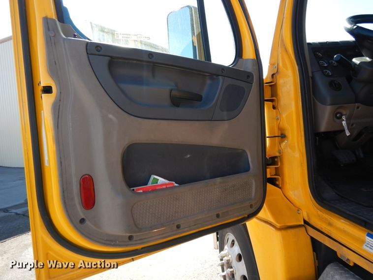 image for item GH9019 2014 Freightliner Cascadia 125 semi truck