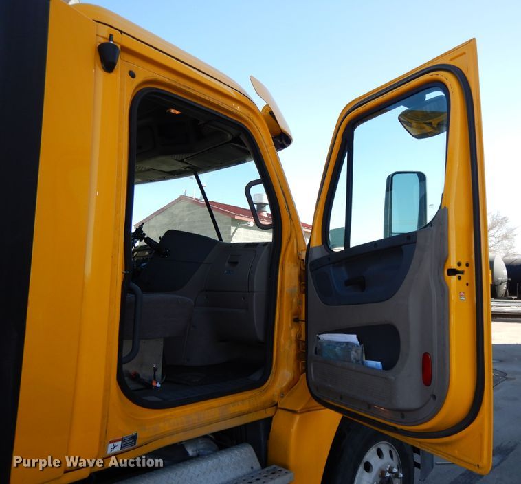 image for item GH9019 2014 Freightliner Cascadia 125 semi truck