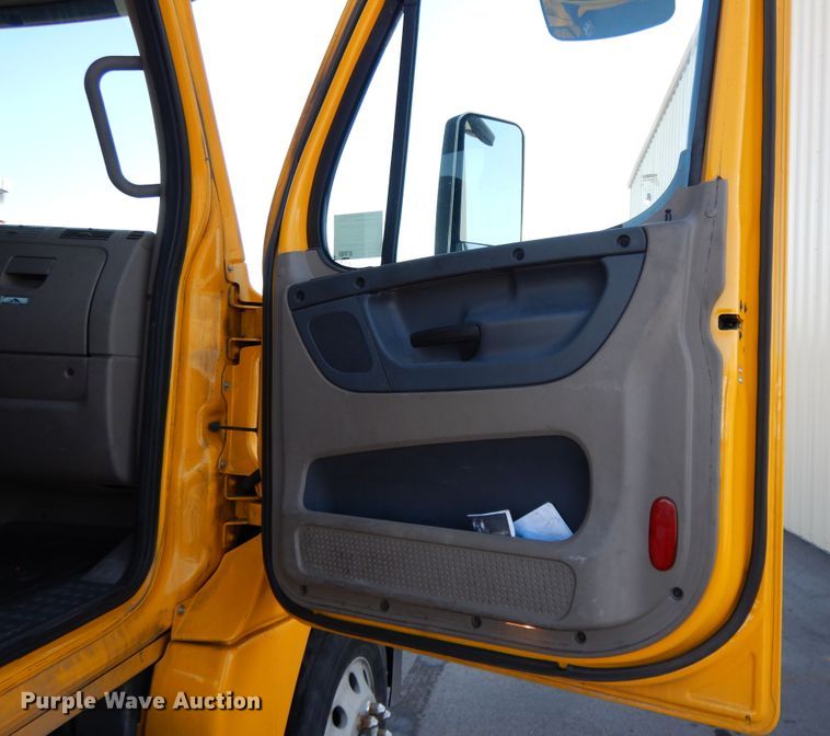 image for item GH9019 2014 Freightliner Cascadia 125 semi truck