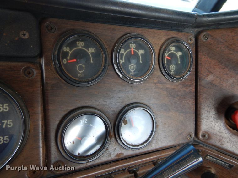 image for item GK9165 1991 Freightliner FLD semi truck