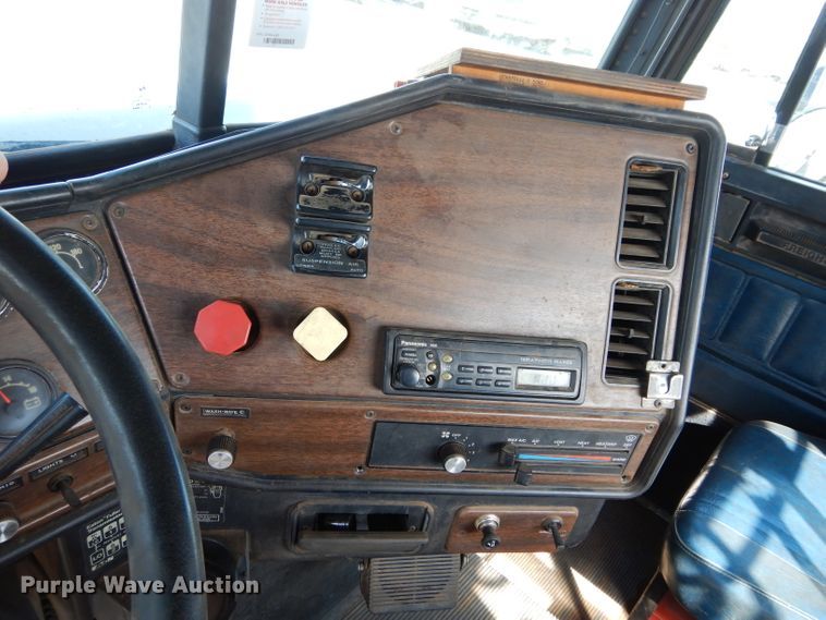 image for item GK9165 1991 Freightliner FLD semi truck