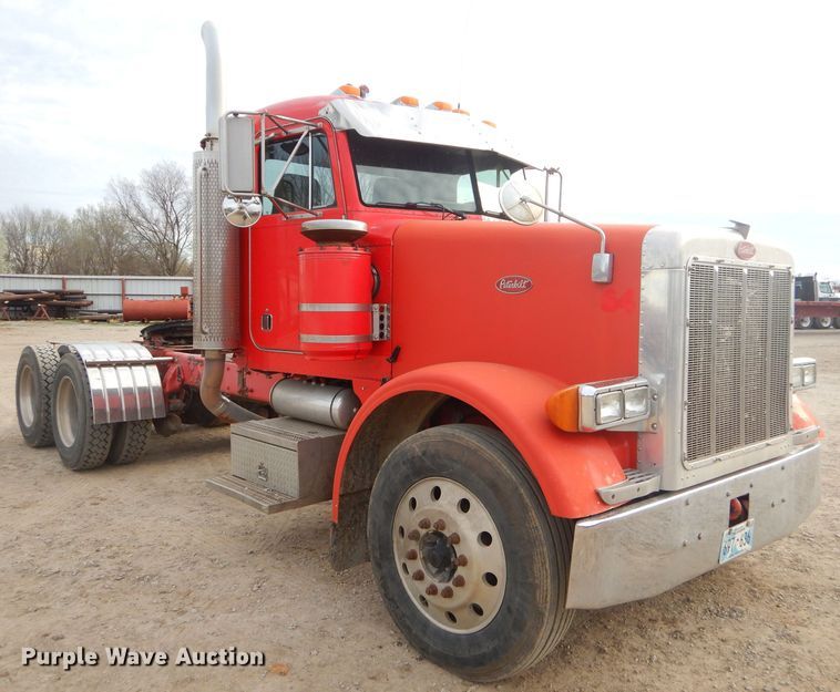 image for item GO9976 2000 Peterbilt 378 semi truck