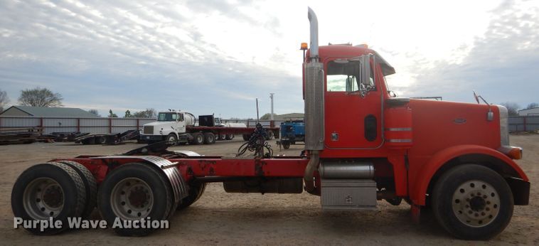 image for item GO9976 2000 Peterbilt 378 semi truck