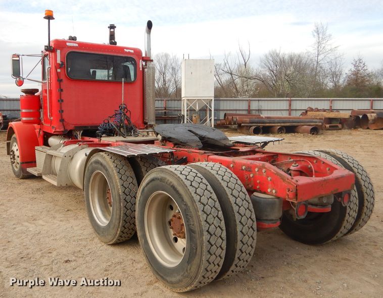 image for item GO9976 2000 Peterbilt 378 semi truck