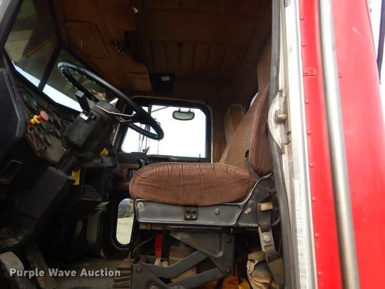 image for item GO9976 2000 Peterbilt 378 semi truck