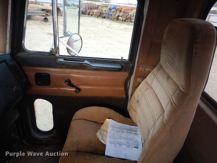 image for item GO9976 2000 Peterbilt 378 semi truck