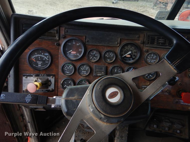 image for item GO9976 2000 Peterbilt 378 semi truck