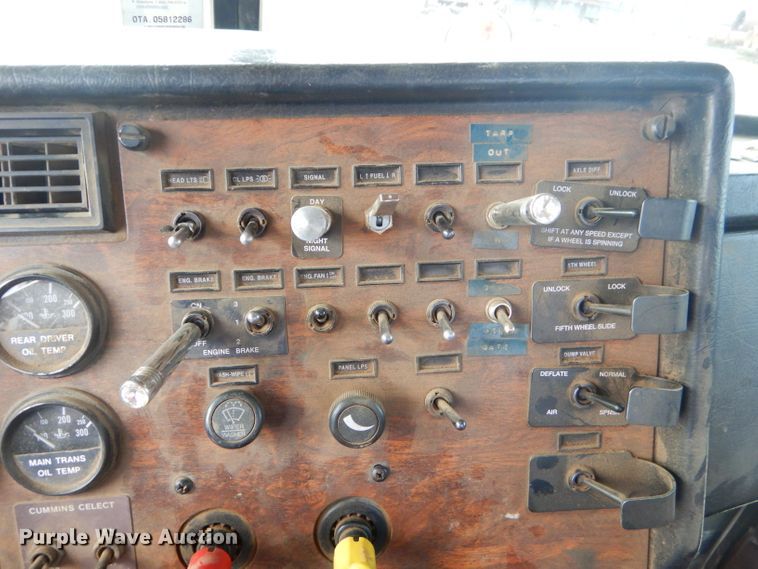 image for item GO9976 2000 Peterbilt 378 semi truck