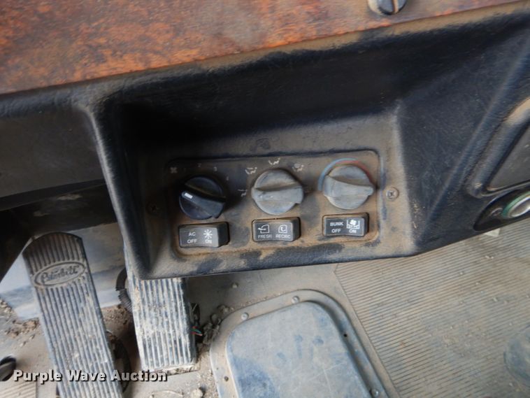 image for item GO9976 2000 Peterbilt 378 semi truck