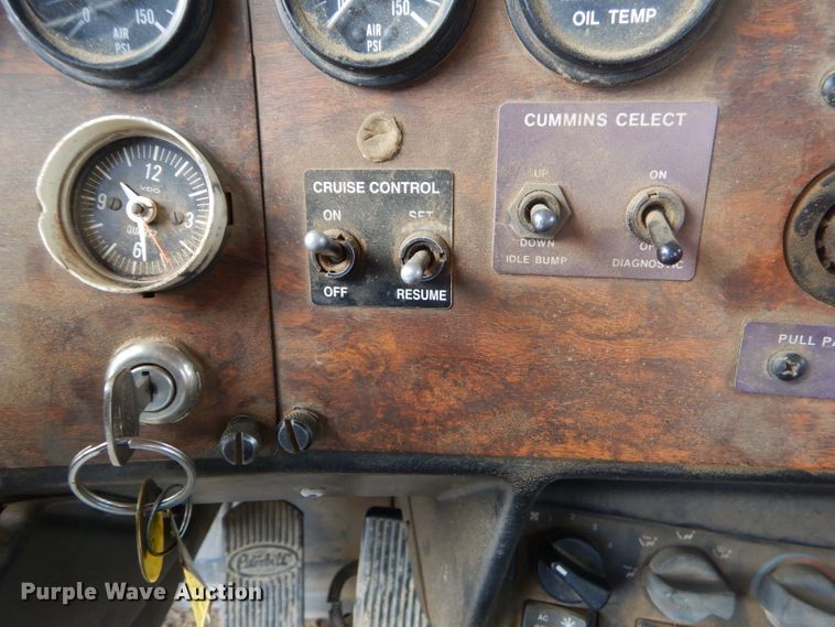 image for item GO9976 2000 Peterbilt 378 semi truck