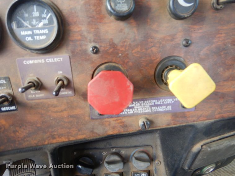 image for item GO9976 2000 Peterbilt 378 semi truck