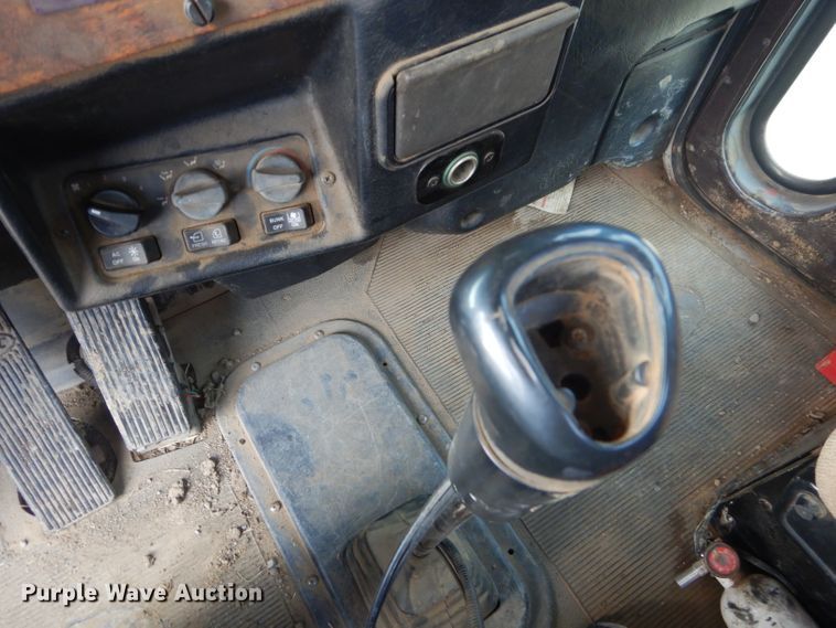 image for item GO9976 2000 Peterbilt 378 semi truck