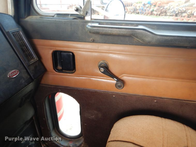 image for item GO9976 2000 Peterbilt 378 semi truck