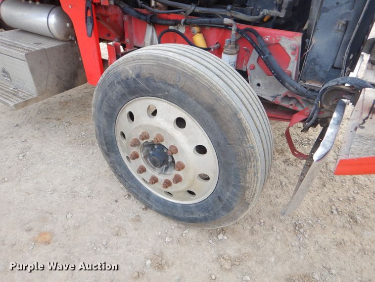 image for item GO9976 2000 Peterbilt 378 semi truck