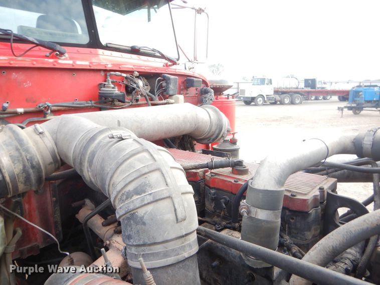 image for item GO9976 2000 Peterbilt 378 semi truck