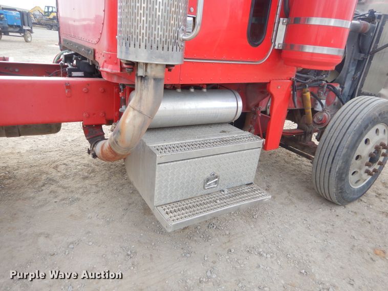 image for item GO9976 2000 Peterbilt 378 semi truck