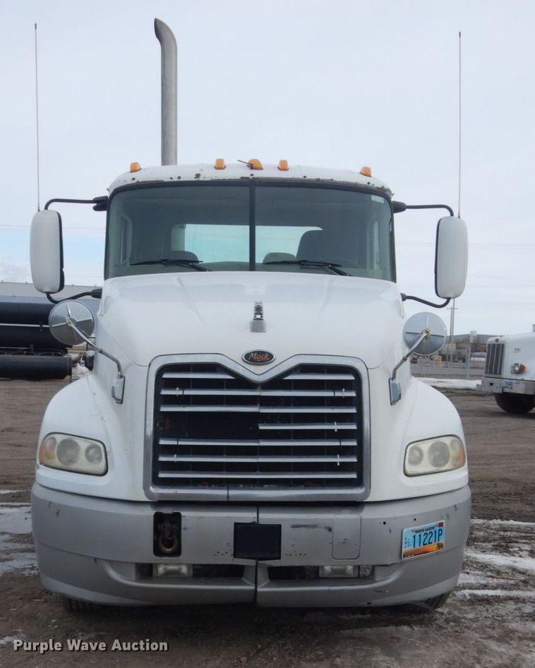 image for item GW9610 2002 Mack CX semi truck