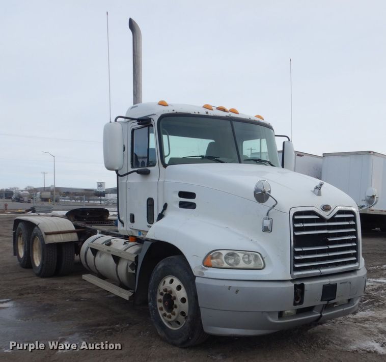 image for item GW9610 2002 Mack CX semi truck