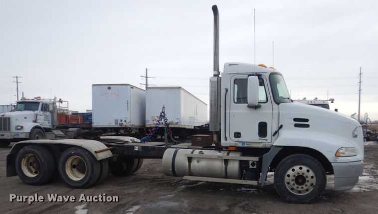 image for item GW9610 2002 Mack CX semi truck